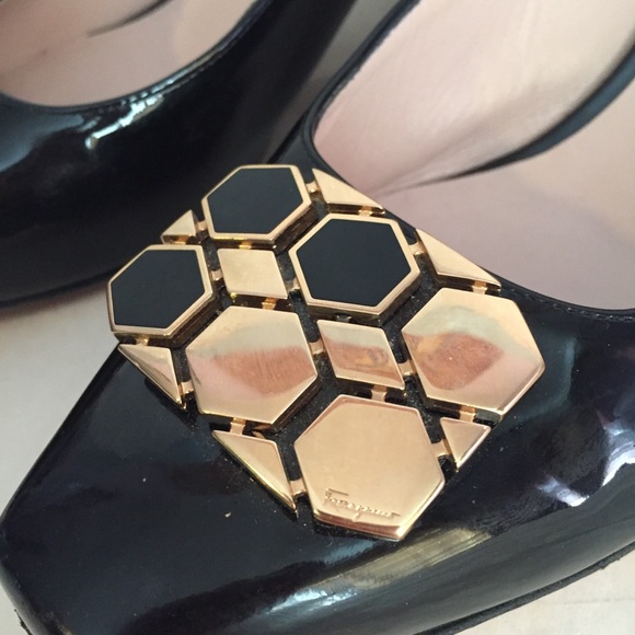 SALVATORE FERRAGAMO BLACK PATENT PUMPS SZ-36.5 - Picture 2 of 8